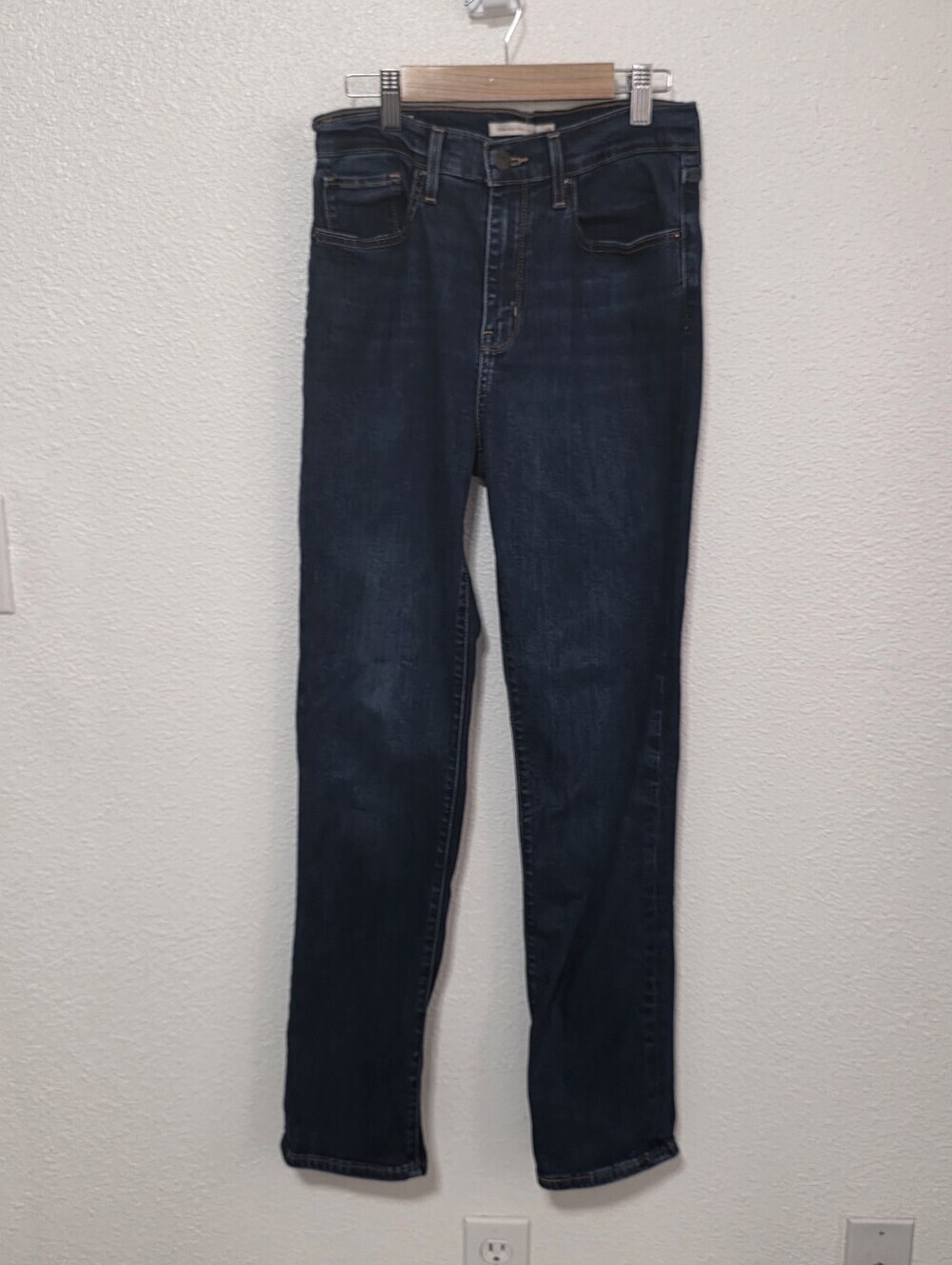 LEVI'S HIGH RISE STRAIGHT JEANS SIZE 28 See Description